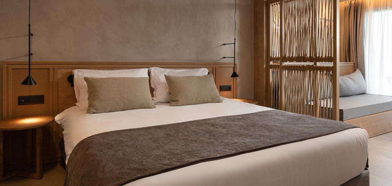 Helea Lifestyle Beach Resort Kallithéa Esterno foto A bed with a throw